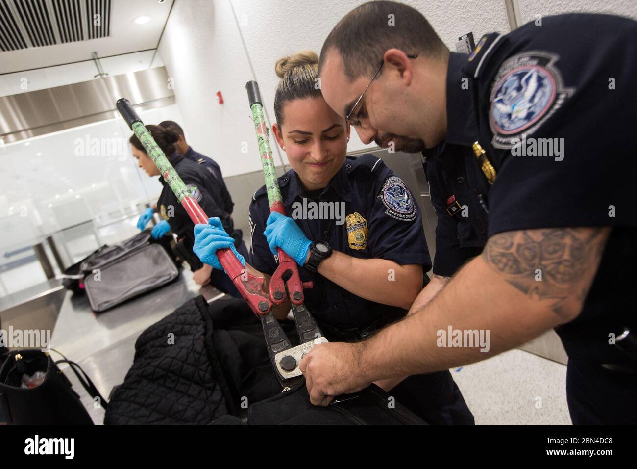 US-Zoll und Grenzschutz, Office of Field Operations, Offiziere führen Standard-Check-Operationen am Miami International Airport in Miami, Florida, 10. Januar 2018. US-Zoll und Grenzschutz Stockfoto