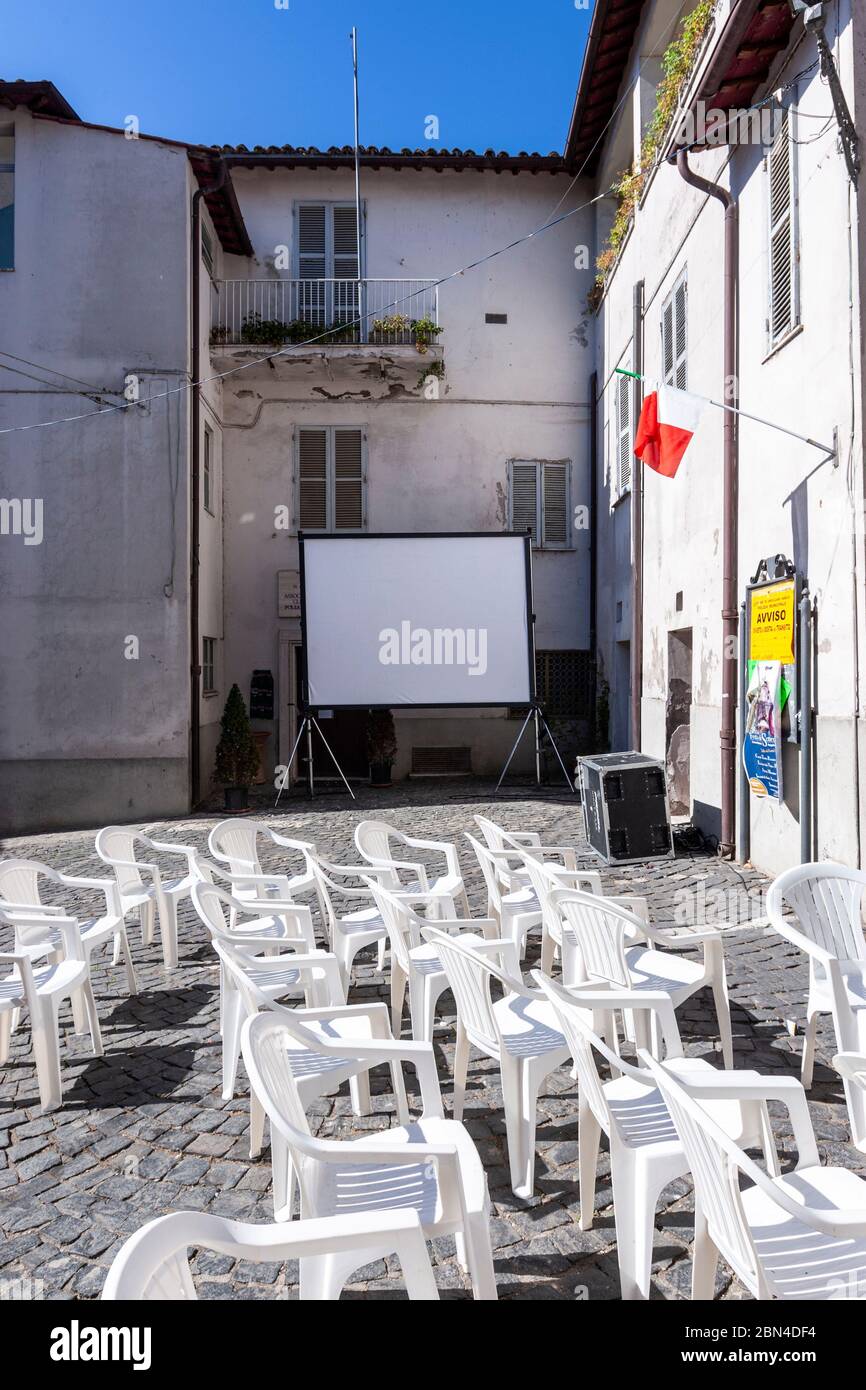 Freiluftkino mit Stühlen in Anguillara Sabazia, Bracciano See, Latium, Mittelitalien, Stockfoto