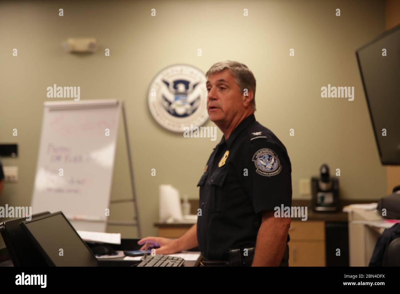 Am 15. September 2018 wurden Mitarbeiter des US-Zoll- und Grenzschutzes (CBP), darunter Grenzschutzbeamte und Offiziere des Office of Field Operations, von Barry Chastain in Charlotte, NC, vor ihrem Einsatz in Wilmington, NC, über humanitäre Hilfe nach dem Hurrikan Florence informiert. Stockfoto