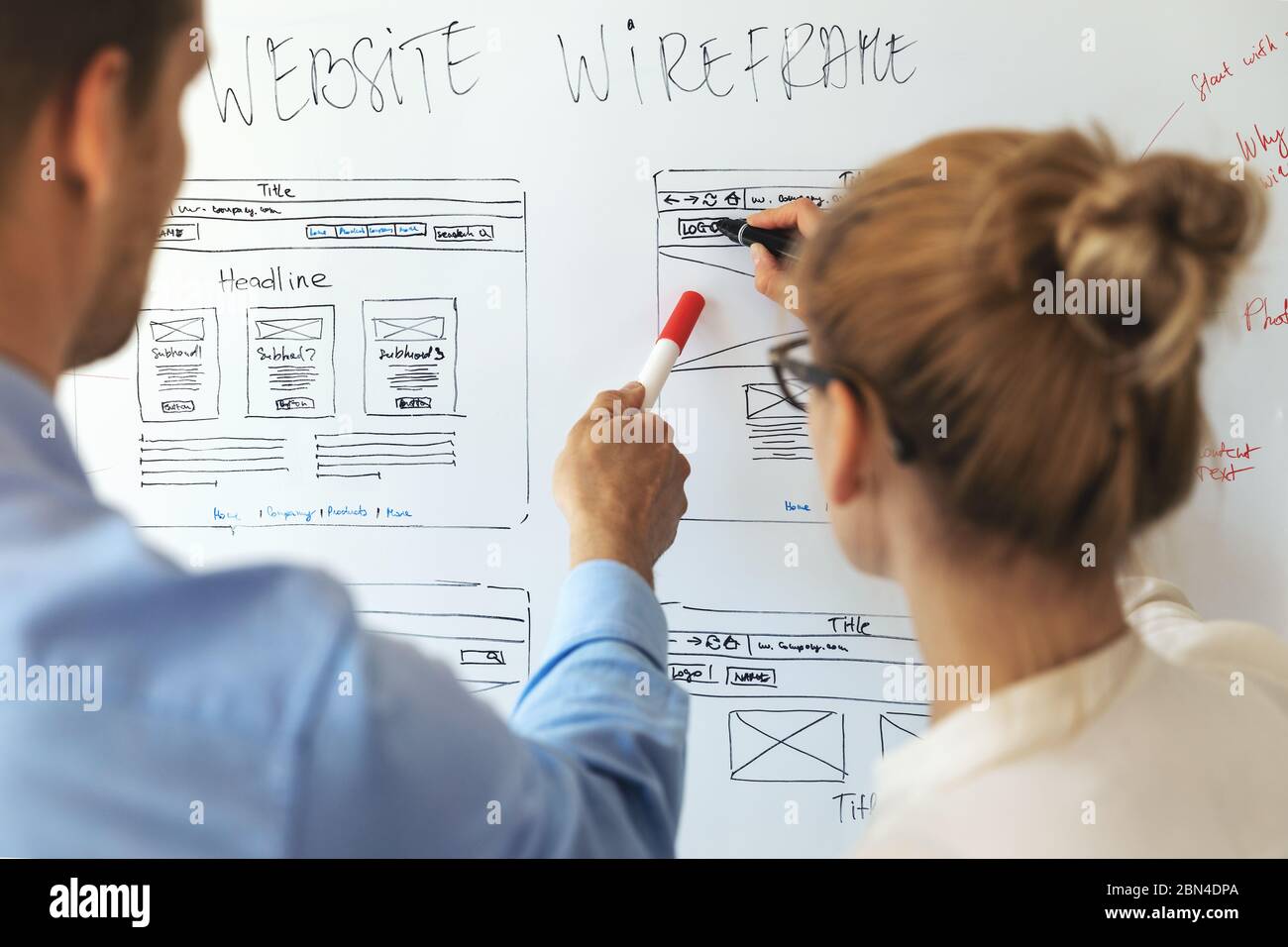 UI UX Designer Team arbeitet an neuen Website Wireframe im Büro Stockfoto