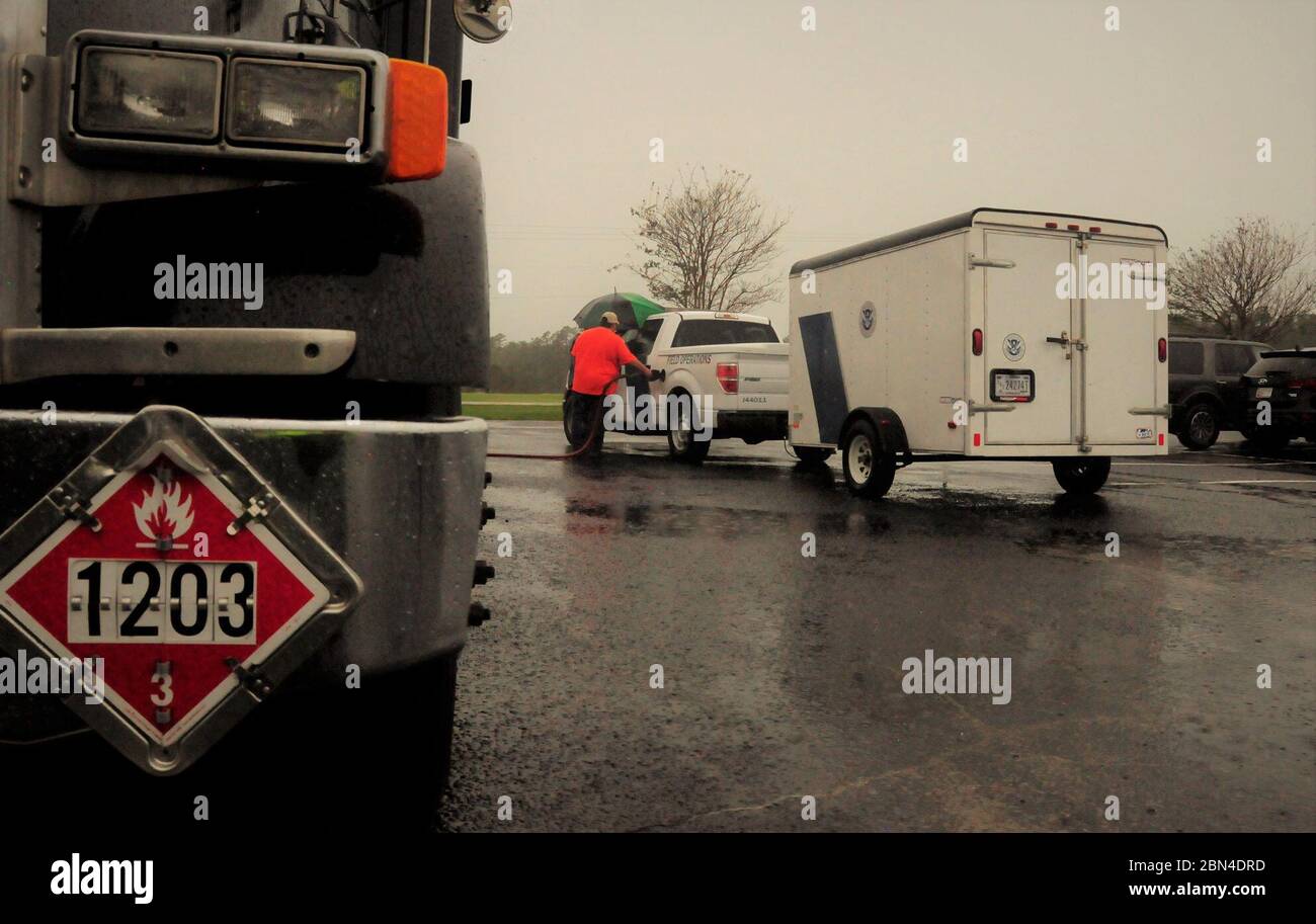 Das US-Zoll- und Grenzschutzamt für Feldoperationen und die US-Grenzschutzteams unterstützen weiterhin die vom Hurrikan Florenz betroffenen Gemeinden durch Wiederaufbau und Hilfe in den von Katastrophen heimgesuchten Gebieten. Stockfoto