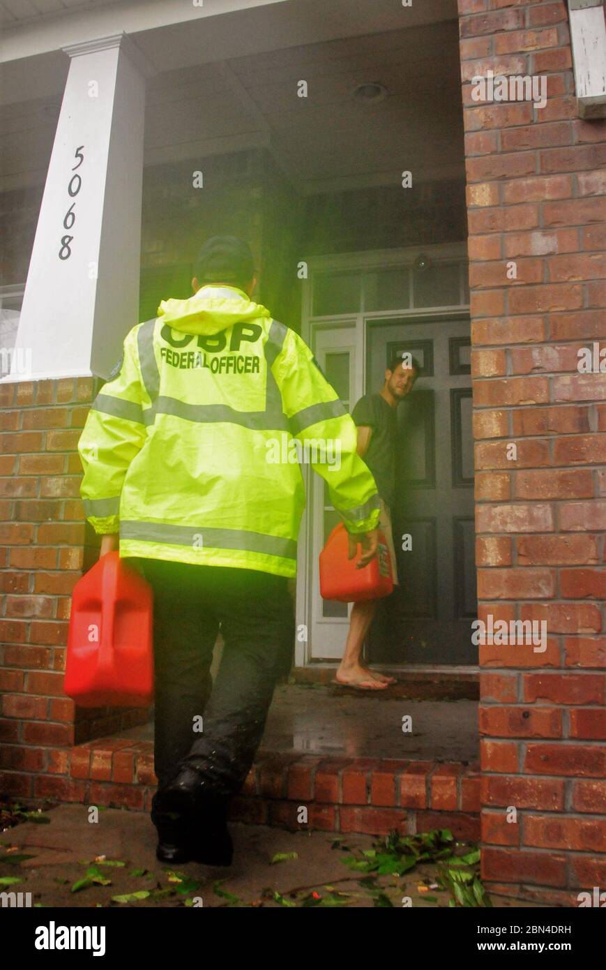 Die Teams des Office of Field Operations (CBP) und der Border Patrol (Border Patrol) unterstützen die vom Hurrikan Florenz betroffenen Gebiete kontinuierlich und tragen so zur Katastrophenhilfe und Wiedereingliederung bei. Stockfoto