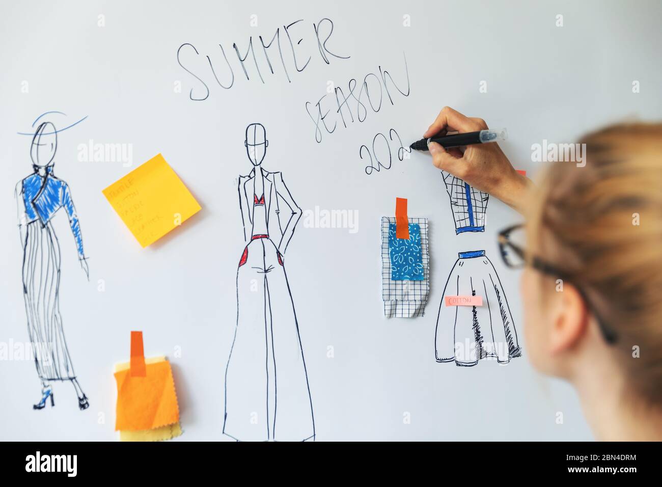 Modedesignerin arbeitet an ihrer neuen Sommerkleidung-Kollektion Stockfoto
