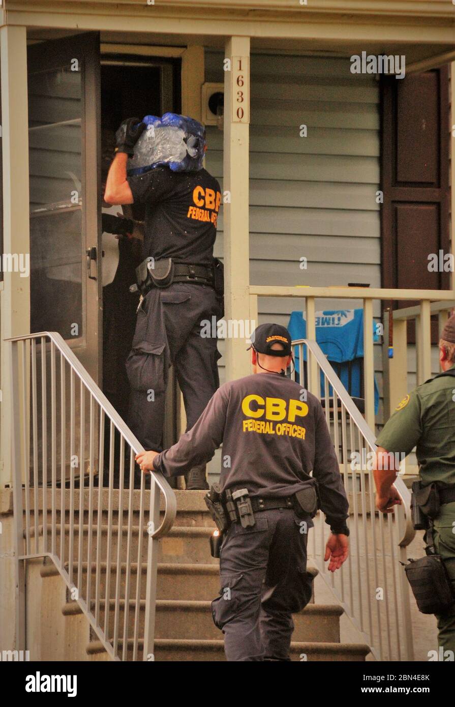 Der US-Zoll- und Border Protection (CBP) und die Border Patrol (BP) lieferten nach der Zerstörung durch den Hurrikan Florence im September 2018 Wasser an die Bewohner von Wilmington, North Carolina. Die Bemühungen waren Teil von Hilfseinsätzen nach dem Sturm. Stockfoto