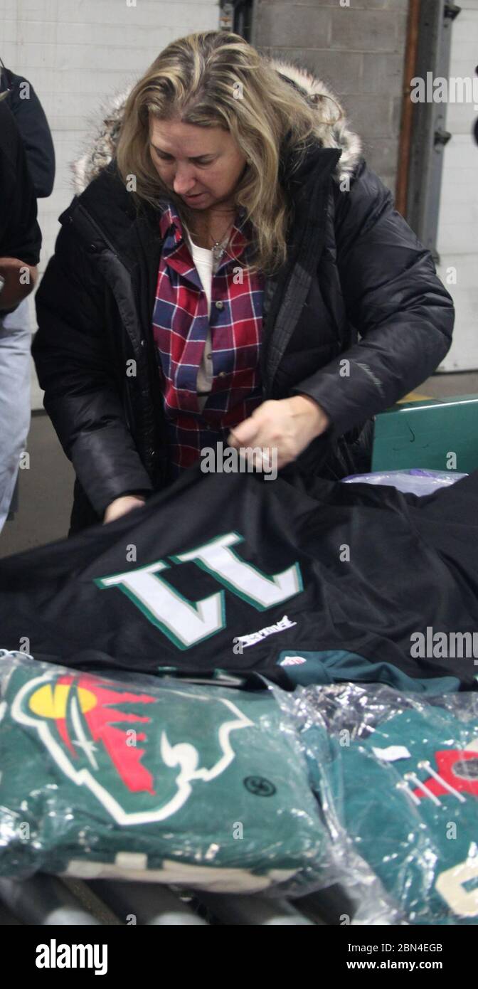 Der Senior Import Specialist Hellen Warren-Cutler von U.S. Customs and Border Protection inspiziert am 29. Januar 2018 in Minneapolis gefälschte NFL-Trikots, darunter ein Philadelphia Eagles-Trikot, in einer Versandeinrichtung vor dem Super Bowl LII. Mit dem Vorhaben sollte verhindert werden, dass gefälschte Waren auf den US-Markt gelangen. Stockfoto