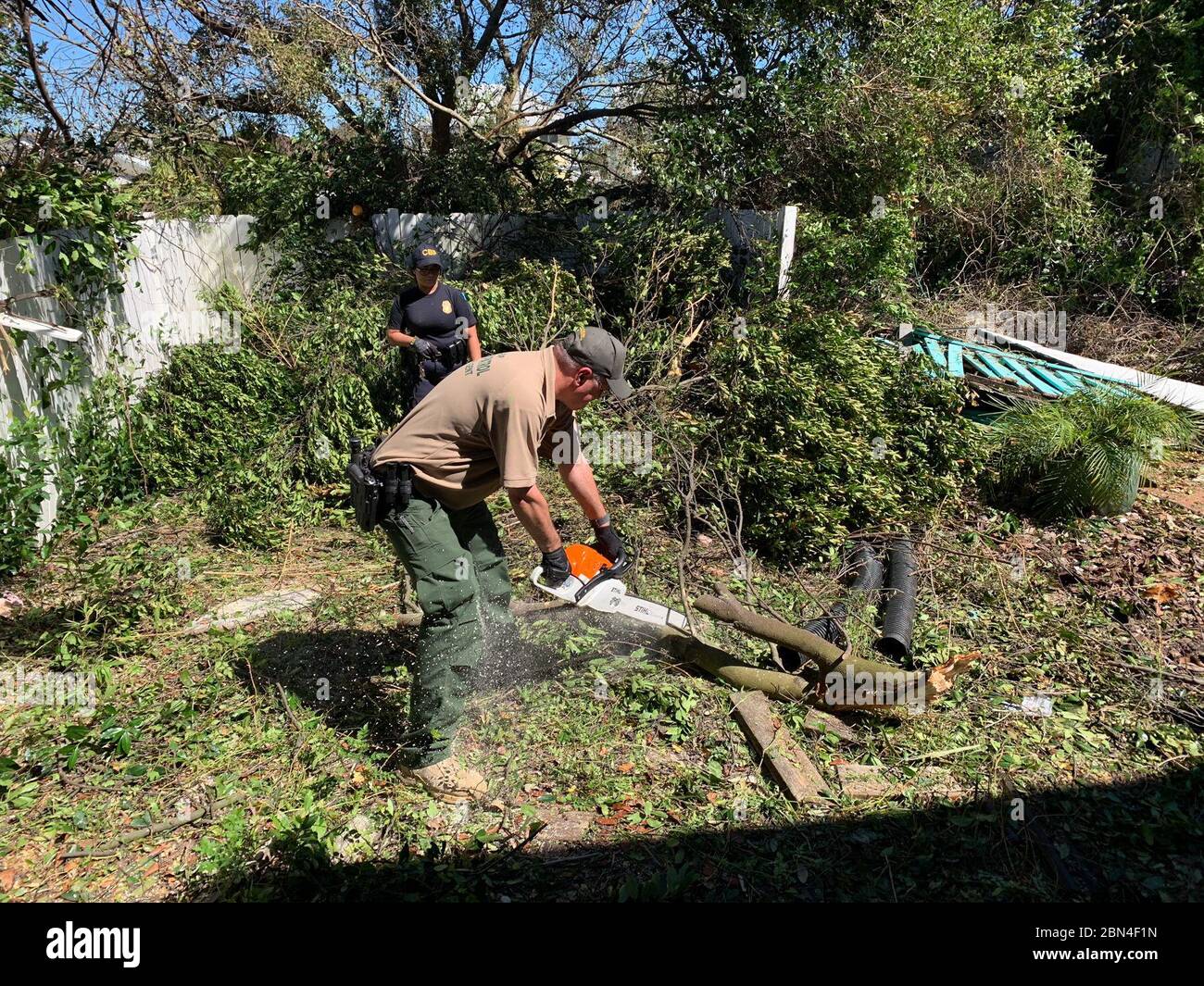 US-Grenzpolizei-Agenten und Offiziere des Office of Field Operations leisteten Hilfe als Reaktion auf Hurrikan Michaels Landfall. Ihre Bemühungen waren Teil koordinierter Notfallmaßnahmen zur Unterstützung der Wiederaufbaumaßnahmen in den betroffenen Gebieten. Stockfoto