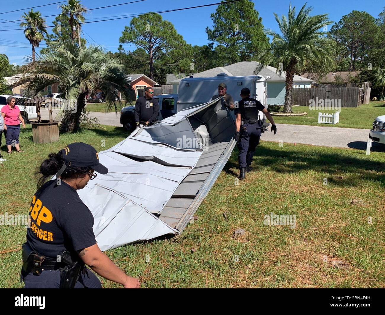 Die US-Grenzpolizei und die CBP Office of Field Operations Officer unterstützen die Hilfsmaßnahmen nach dem Sturz des Hurrikans Michael und unterstützen die betroffenen Gebiete. Der Hurrikan traf im Oktober 2018 und verursachte große Schäden im Südosten der USA Stockfoto