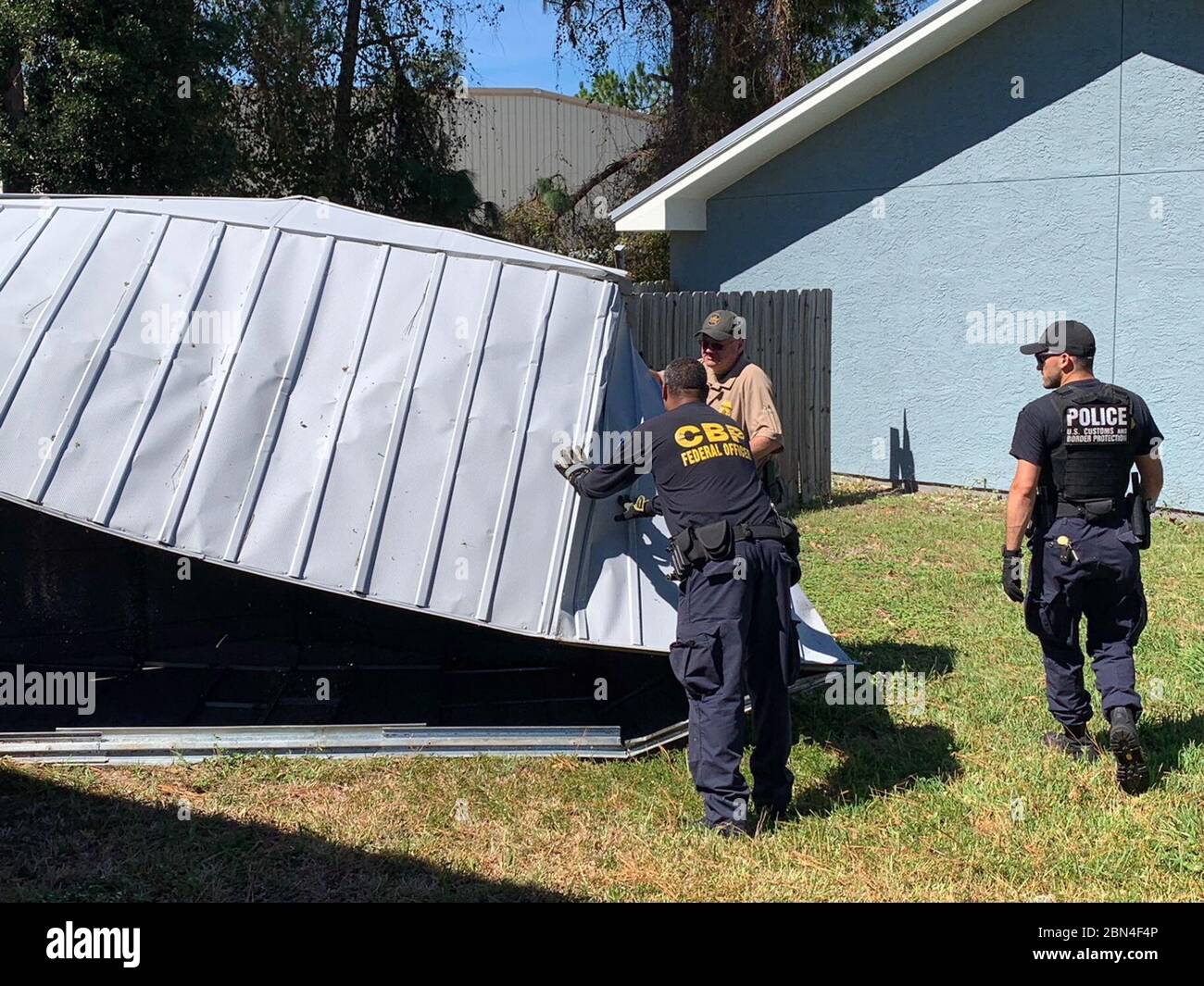 Nach dem Sturz des Hurrikans Michael wurden Agenten der US-Grenzpolizei und Offiziere des Office of Field Operations eingesetzt, um bei Katastropheneinsätzen Hilfe zu leisten. Zu ihren Aufgaben gehörten Such- und Rettungseinsätze, die Unterstützung der lokalen Behörden und die Gewährleistung der Sicherheit und der Sicherheit der betroffenen Gebiete. Stockfoto