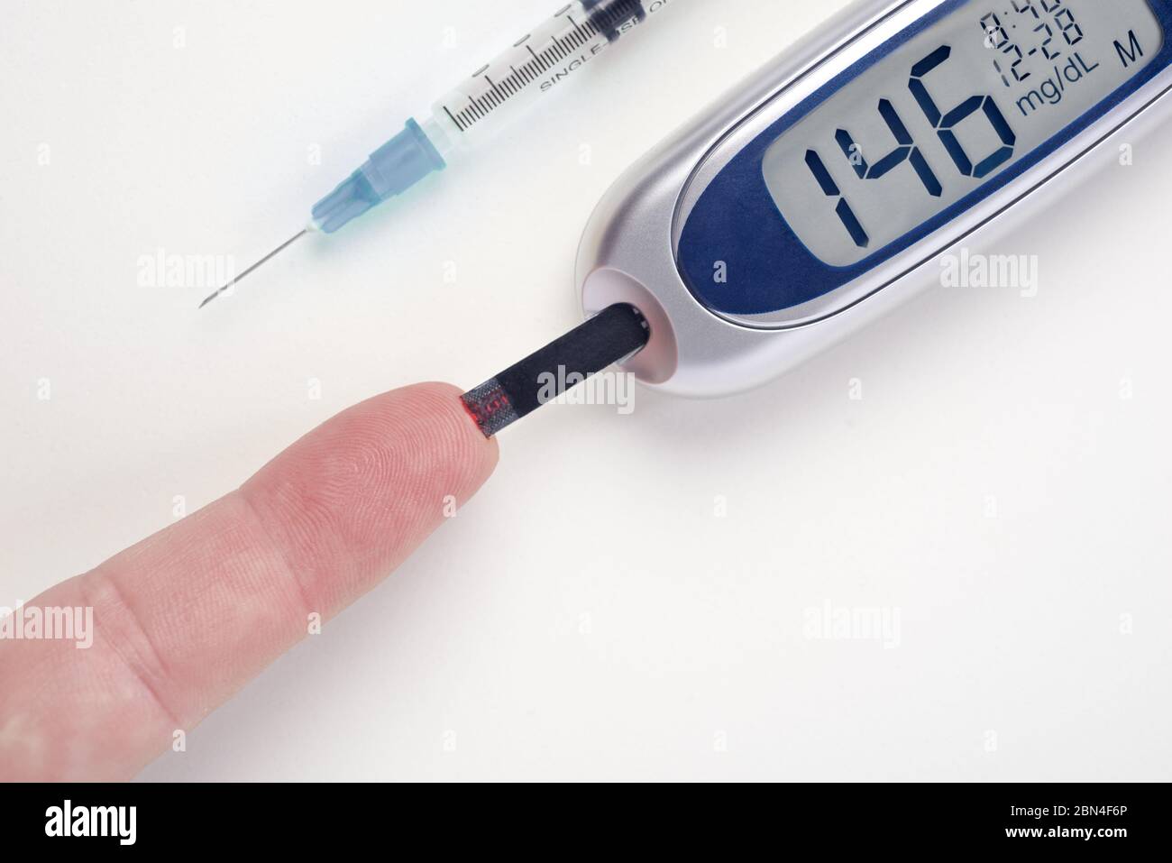 Diabetes, Glucometer mit Finger-Glucose-Messung mit Blutstropfen Stockfoto