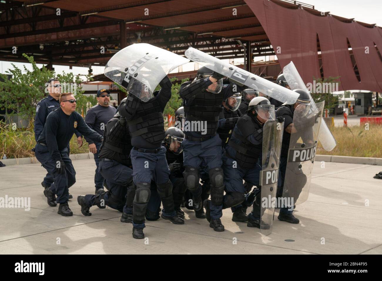 Mobile Field Force Offiziere des Office of Field Operations führen am 30. Oktober 2018 im Hafen von Nogales, Arizona, Mariposa Crossing, Schulungen für den Umgang mit potenziellen Protesten durch. Gewährleistung der Vorsorge für zivile Unruhen. Stockfoto