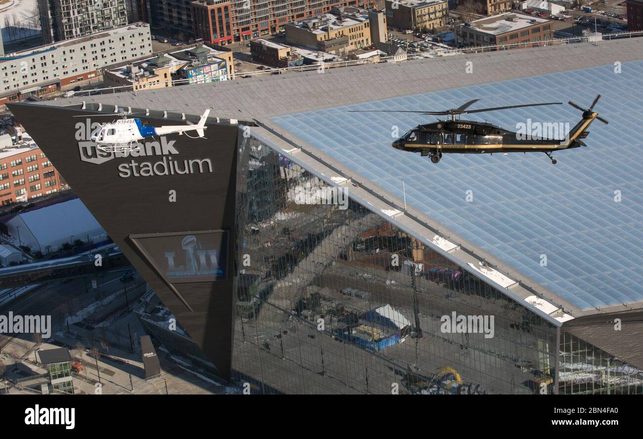 Einer US-amerikanischen Zoll- und Grenzschutzbehörden, Luft und Marine Operations, AStar und ein UH-60 Black Hawk Hubschrauber fliegen über US-Bank Stadium vor der Super Bowl LII in Minneapolis, Minn., Jan. 29, 2018. Us-amerikanischen Zoll- und Grenzschutz Stockfoto