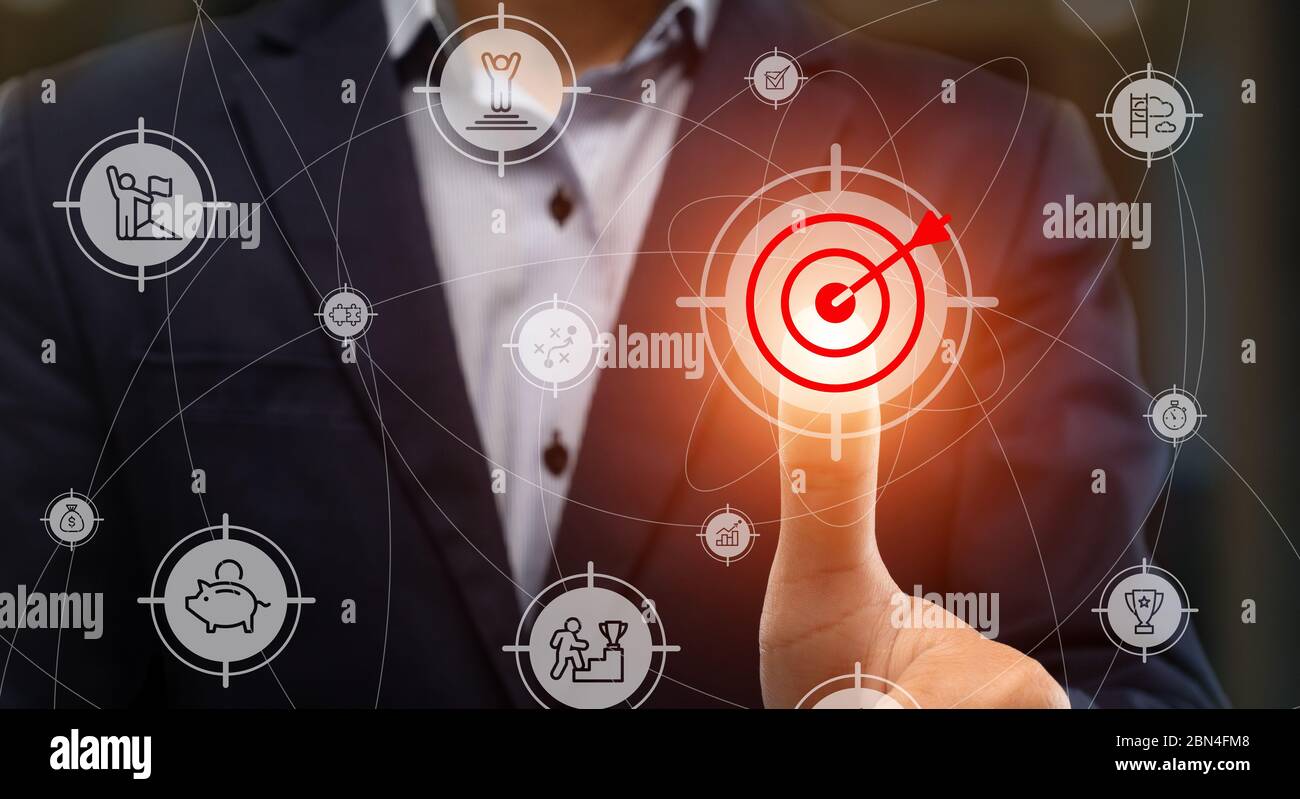 Ziele erreichen. Junge Geschäftsmann drücken Ziel und Pfeiltaste auf transparenten Bildschirm, Collage mit Erfolg-Icons Stockfoto
