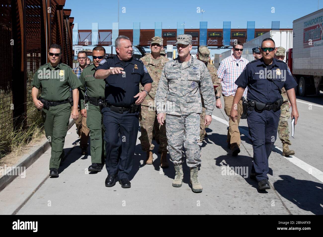 Am 7. November 2018 tourte General Terrence J. O’Shaughnessy, Befehlshaber des U.S. Northern Command, durch den Hafen von Nogales in Arizona. Die US Army North unterstützte die Bemühungen von Customs and Border Protection, die südwestliche Grenze als Teil der Operation Secure Line zu sichern. Stockfoto