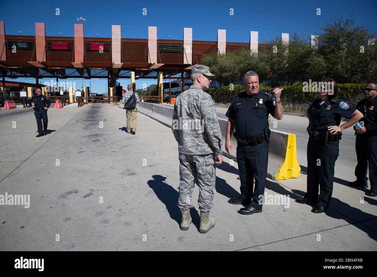 Am 7. November 2018 tourte General Terrence J. O’Shaughnessy, Befehlshaber des U.S. Northern Command, zusammen mit dem Area Port Director Michael Humphries durch den Hafen von Nogales in Arizona und diskutierte mit der US Army North und der CBP über die Bemühungen um die Grenzsicherheit. Stockfoto