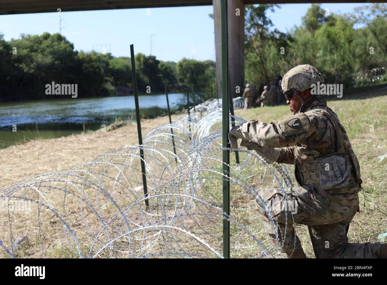 Soldaten concertina Draht in eine Position entlang der südwestlichen Grenze der Vereinigten Staaten in der Nähe von Hidalgo, Texas bereitstellen. Us-Armee Norden ist unter der Aufsicht des US Northern Command an der südwestlichen Grenze das Ministerium für Heimatschutz und der Zoll und Grenzschutz Mission der Grenze zu unterstützen. November 2, 2018. Stockfoto