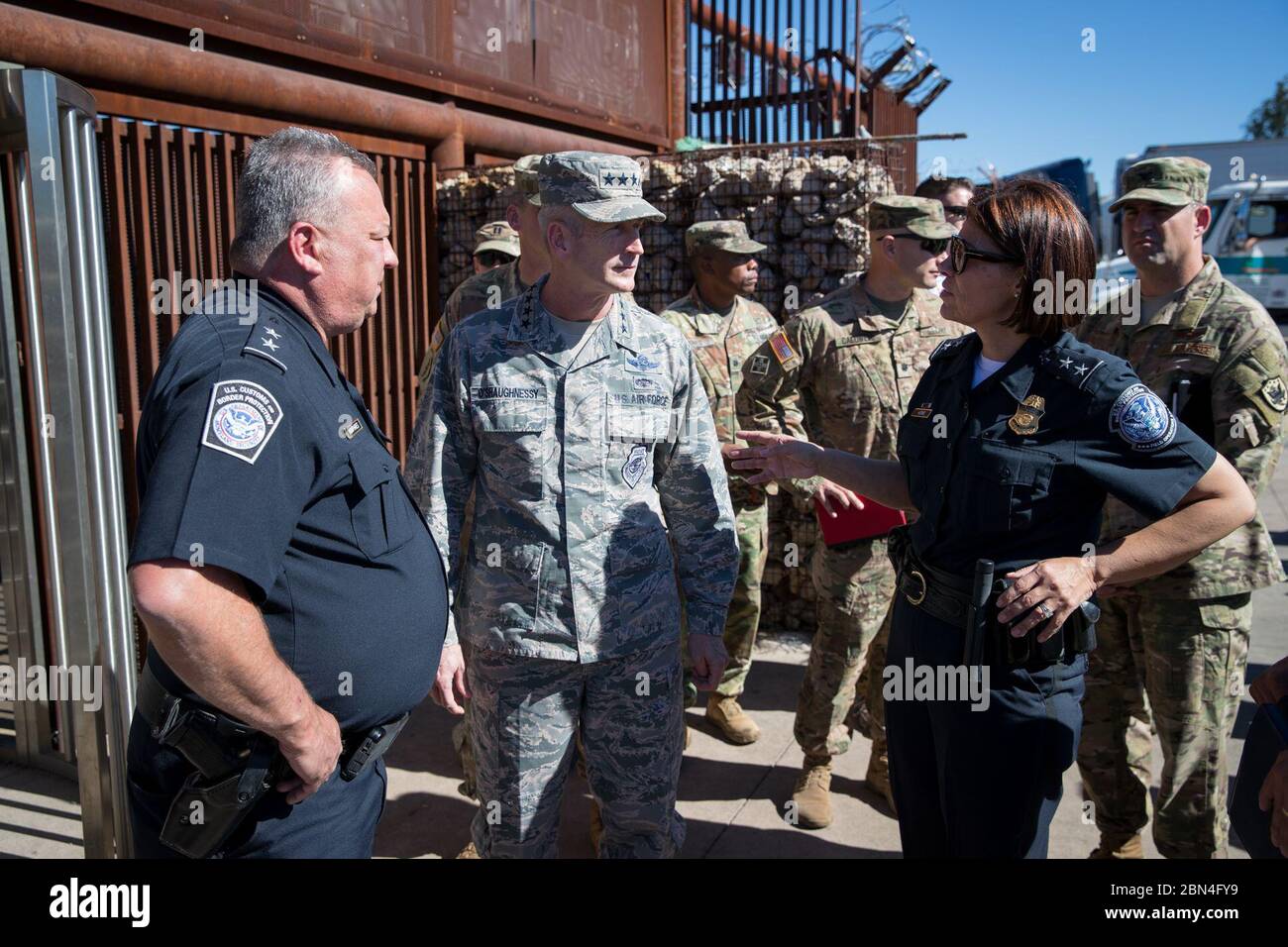 General Terrence J. O’Shaughnessy, Befehlshaber des U.S. Northern Command, trifft sich am 7. November 2018 mit Petra Horne, der stellvertretenden Tucson Director of Field Operations, während einer Tour durch den Hafen von Nogales in Arizona, um die Bemühungen um die Grenzsicherheit zu bewerten. Stockfoto