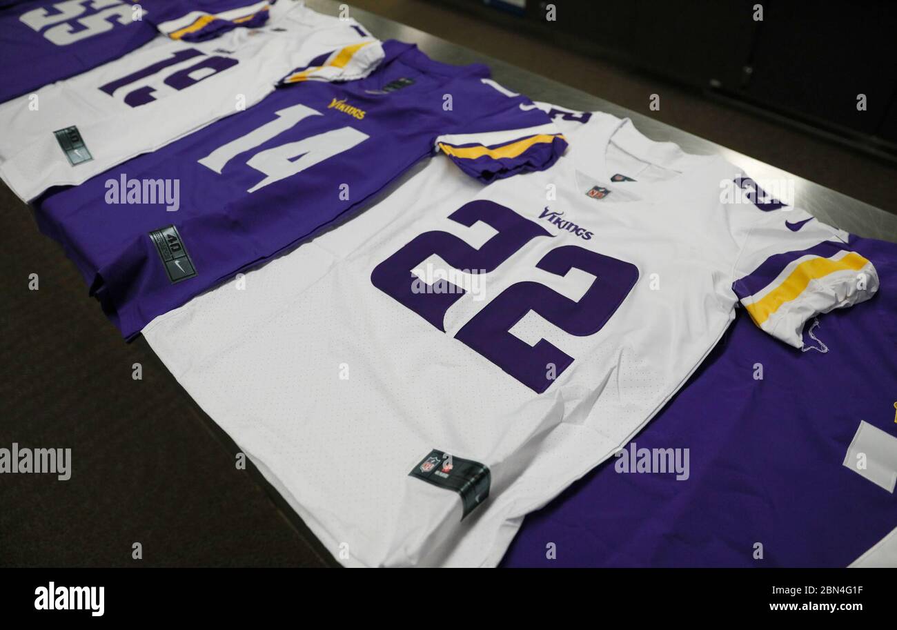 Vor kurzem beschlagnahmten gefälschten Minnesota Vikings Jerseys lag auf einem Tisch in einem US-amerikanischen Zoll- und Grenzschutzbehörden der Bereich Operations Facility in Minneapolis, Minn., 31.01.2018. Offiziere mit der Agentur wurden für das Abfangen von Lieferungen von Verletzungen geistigen Eigentums als Super Bowl LII Wochenende Ansätze US-amerikanischen Zoll- und Grenzschutz Stockfoto