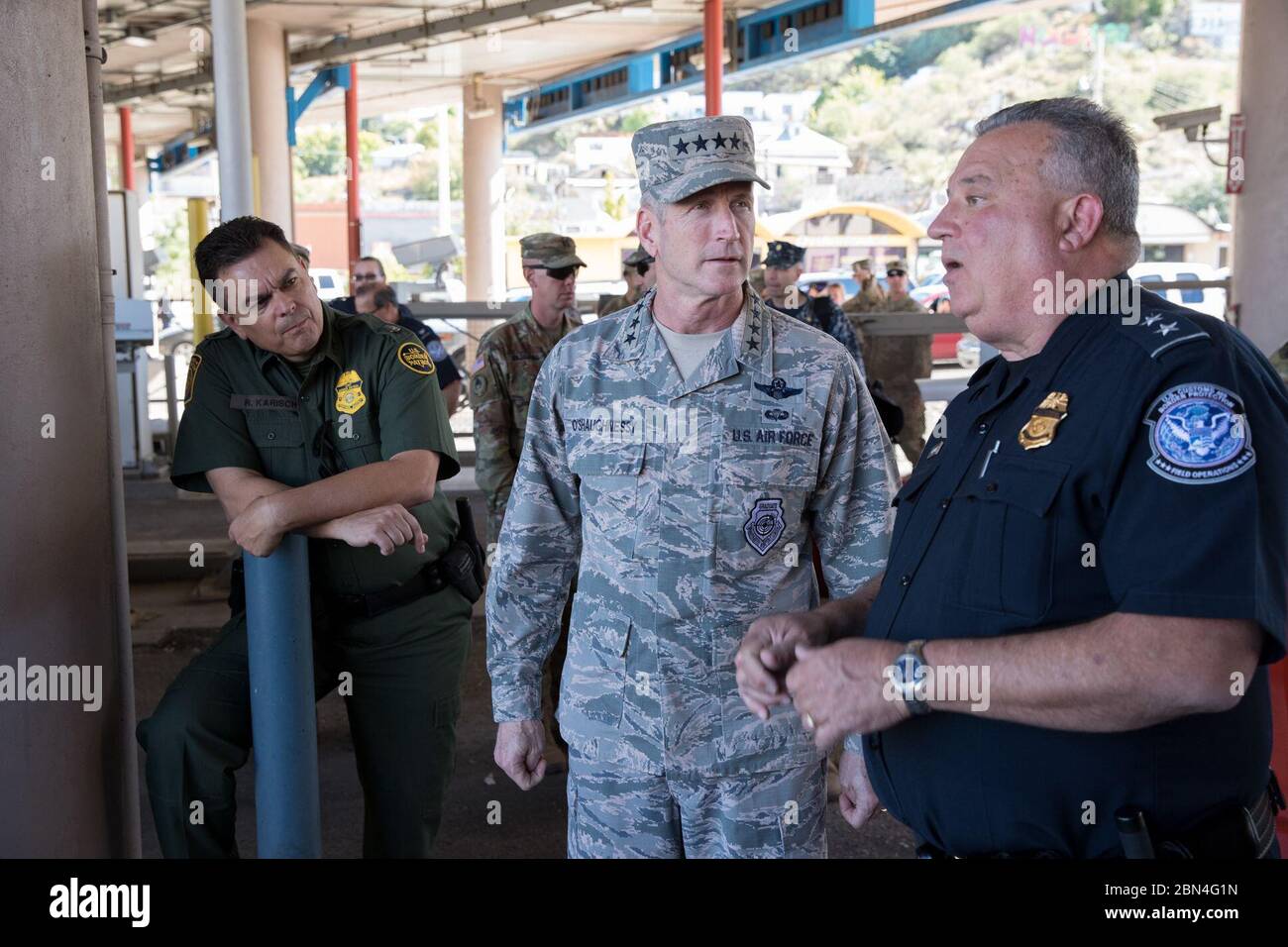 General Terrence J. O’Shaughnessy, Befehlshaber des U.S. Northern Command, trifft sich am 7. November 2018 auf einer Tour durch den Hafen von Nogales, Arizona, mit Grenzschutzbeamten, um die Bemühungen um Grenzsicherheit und die Operation Secure Line zu besprechen. Stockfoto