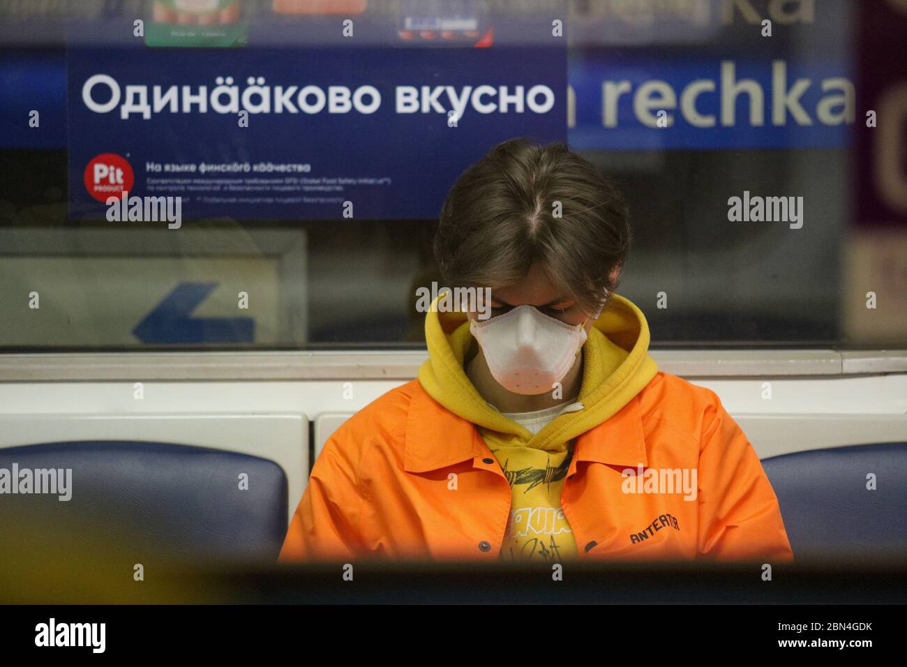 Ein Mann in der U-Bahn, der während der COVID 19-Pandemie eine Gesichtsmaske trägt. Seit dem 12. Mai ist in Sankt Petersburg das Tragen von Gesichtsmasken und Handschuhen zur Verhinderung der Verbreitung des Coronavirus ein muss. Russland wird mit 232243 bestätigten Fällen von Coronavirus zum zweitstärksten betroffenen Land. Stockfoto