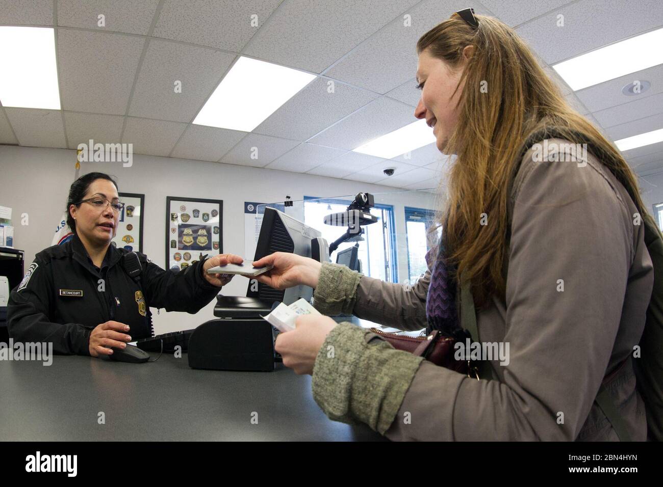 Der U.S. Customs and Border Protection (CBP) führt Preclearance-Operationen an der Fährüberfahrt in Victoria, Kanada, durch. Passagiere werden vor dem Einsteigen in die Fähre durch den Zoll bearbeitet, um die Einhaltung der US-Einreisevorschriften sicherzustellen. Dieser Prozess ermöglicht reibungslosere internationale Reisen zwischen Kanada und den USA Stockfoto