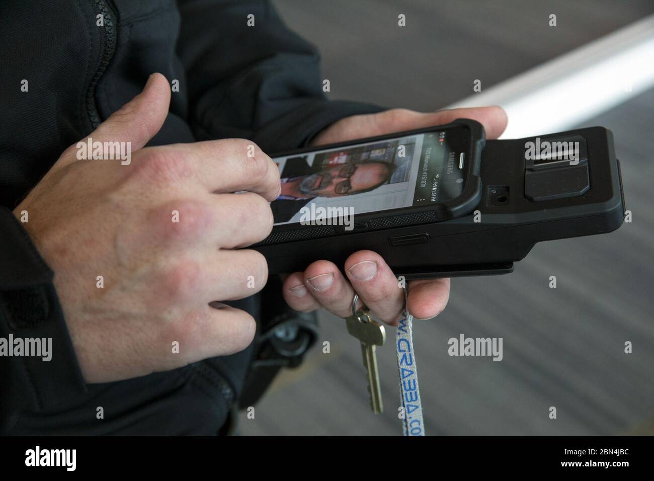 Am 12. Februar 2018 machten US-Zoll- und Grenzschutzbeamte im Rahmen eines Sicherheitsprozesses biometrische Fotos von Passagieren am William P. Hobby Airport in Houston, Texas. CBP-Techniker führten auch eine Funktionsprüfung der im biometrischen Prozess verwendeten Geräte durch. Stockfoto