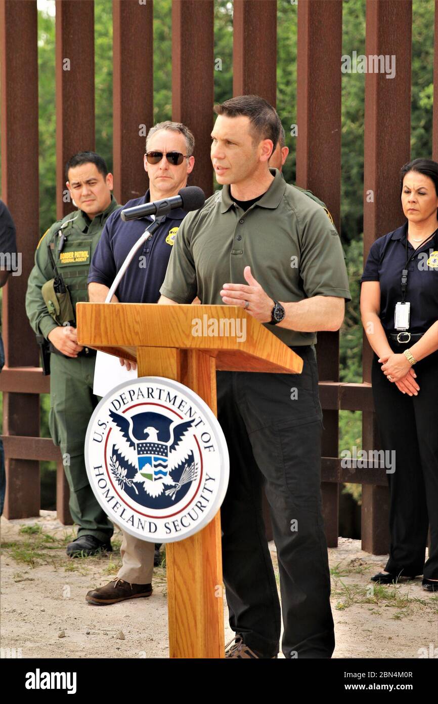 Kevin K. McAleenan, der amtierende Minister für Heimatschutz, spricht mit den Medien, als er die Grenze in Hidalgo, Texas, am 17. April 2019 besucht. US-Zoll und Grenzschutz Stockfoto