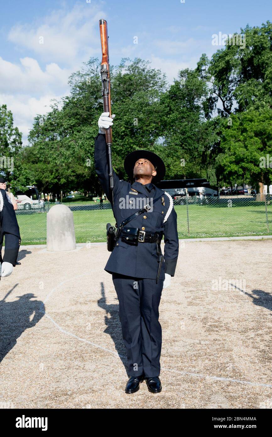 Am 14. Mai 2019 traten Mitarbeiter des US-Zolls und des Grenzschutzes bei der Steve Young Honor Guard Pipes and Drums Competition während der Police Week in Washington, D.C. auf. Stockfoto