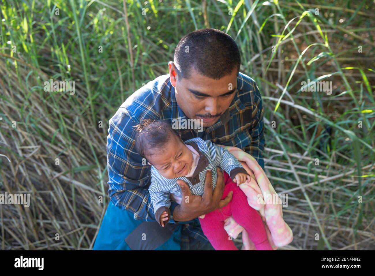 Migranten überqueren am 15. Juni 2019 den Rio Grande in die USA in der Nähe von Los Ebanos, Texas, und benutzen Gummiboote, um illegal in das Land zu gelangen. Stockfoto