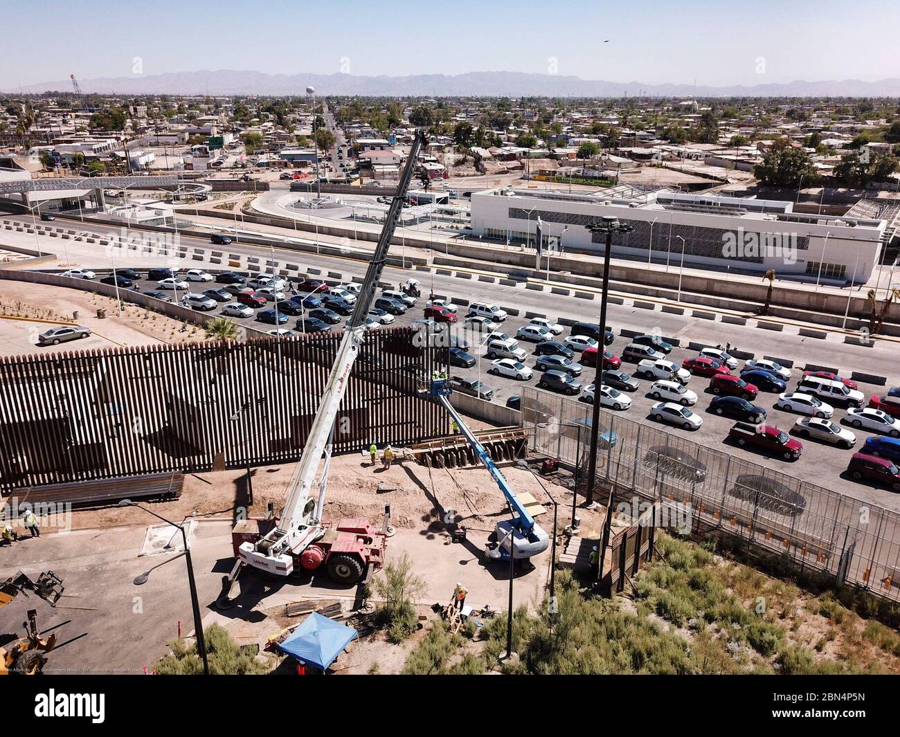 Am 28. Juni 2019 begannen die U.S. Customs and Border Protection (CBP) und das U.S. Army Corps of Engineers (USACE) mit der Installation neuer Grenzwandpaneele in Calexico, Kalifornien, die alte Bauten ersetzen. Das Projekt, das Teil der Sicherheitsverbesserungen im San Diego-Sektor ist, umfasst 30-Fuß-Stahlpfoller und technologische Upgrades. Stockfoto