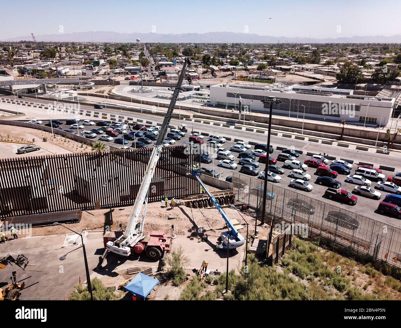 CALEXICO, Kalifornien – am 28. Juni 2019 begann die US-Zollbehörde für Grenzschutz (CBP) in Zusammenarbeit mit dem U.S. Army Corps of Engineers (USACE) mit der Installation von Paneelwänden für ca. 11 Meilen neues Grenzwandsystem anstelle von verfallenen und veralteten Designs in Calexico, Kalifornien innerhalb der US-Grenzschutzbehörde (USBP) San Diego Sektor. Dieses Projekt wird den Bau von 30 Fuß hohen Stahlpollern und technologische Verbesserungen umfassen. Stockfoto
