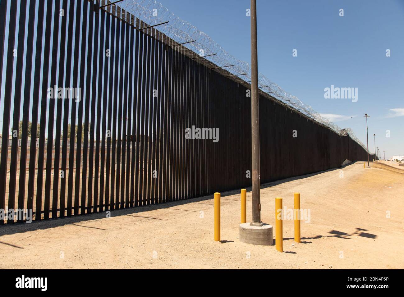 Ein Abschnitt der US-Grenzmauer in der Nähe des Calexico Port of Entry in Kalifornien. Die Grenzmauer ist Teil der Bemühungen zur Verbesserung der Grenzsicherheit und zur Verhinderung der illegalen Einwanderung in die Vereinigten Staaten. Der Zoll- und Grenzschutz der USA überwacht den Bau und die Aufrechterhaltung von Grenzschutzmaßnahmen. Stockfoto