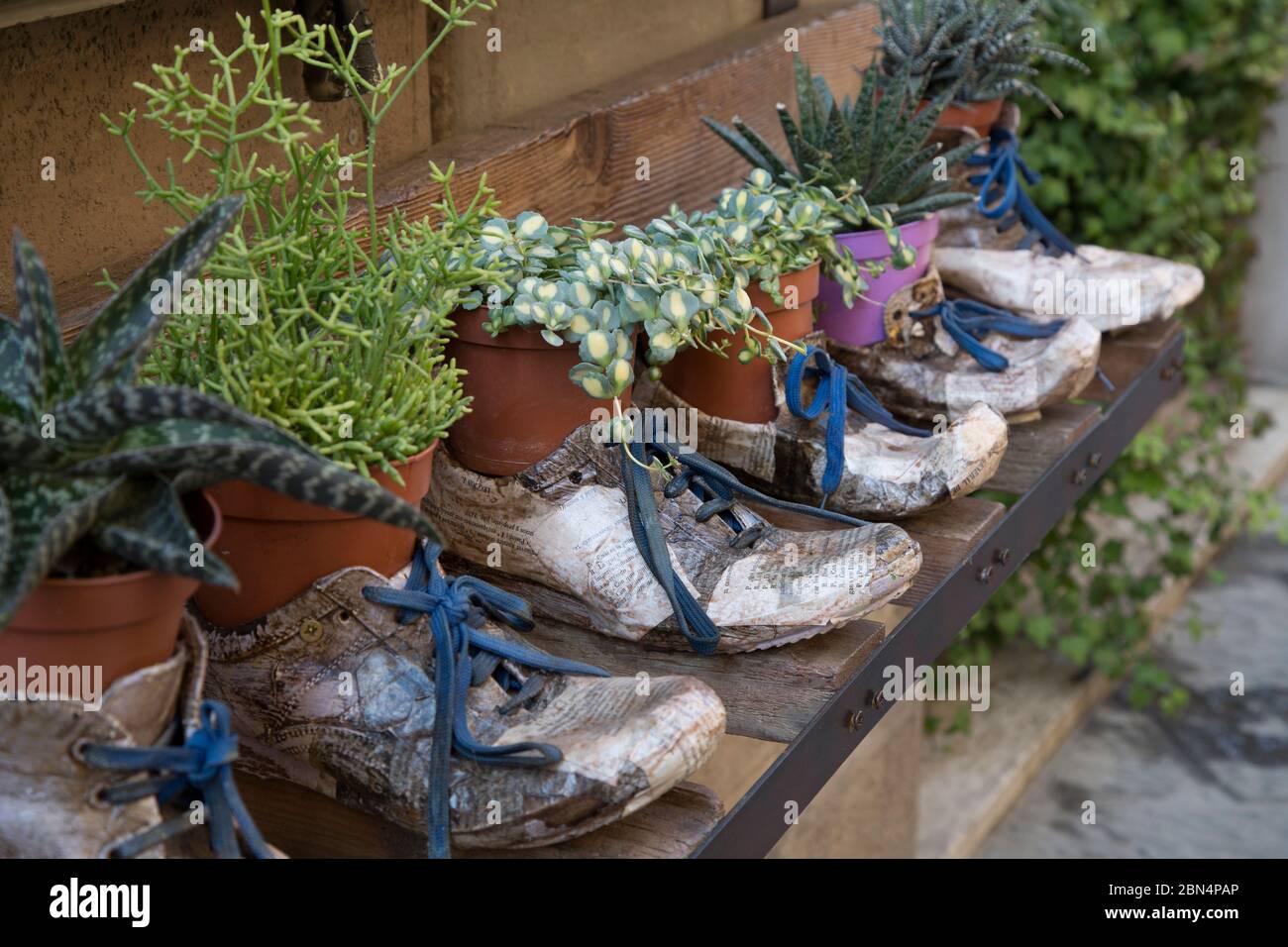 Einzigartige Schuhdisplays im Schuhgeschäft in Montepulciano, Toskana, Italien Stockfoto