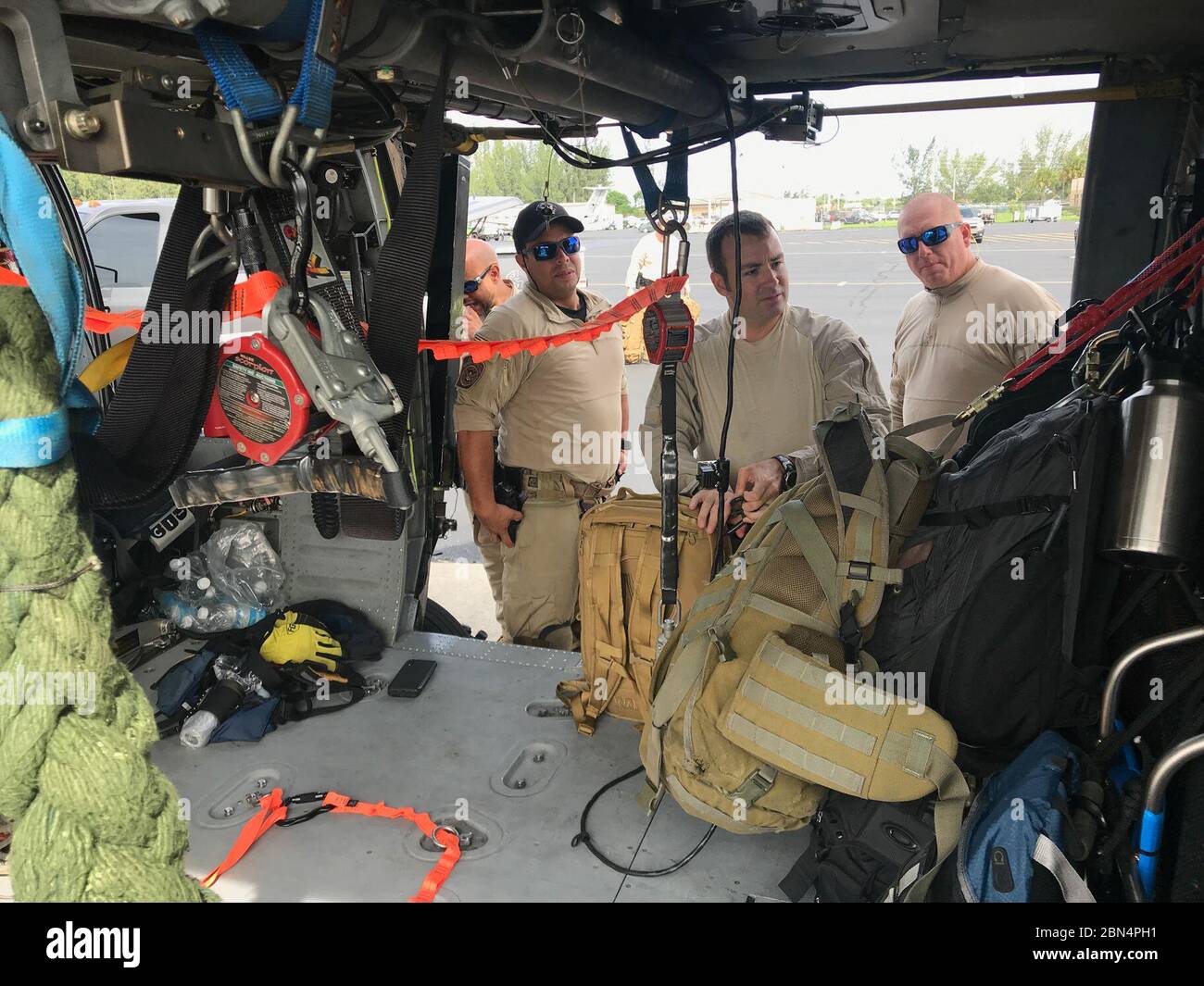 US-amerikanische Zoll- und Grenzschutzagenten führen vor dem Flug eine Vorflugbeschreibung durch und beladen ihre Flugzeuge mit Notvorrat, bevor sie nach dem Hurrikan Dorian in Homestead, Florida, 3. September 2019 eine Hilfsmission auf die Bahamas durchführen. CBP Stockfoto