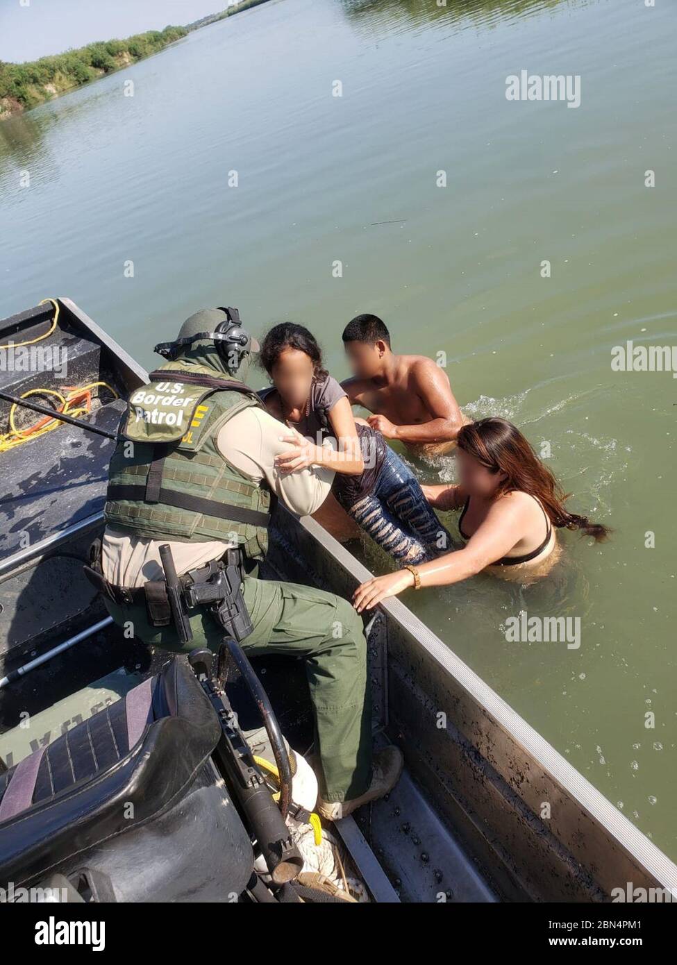 DEL RIO, Texas – die US-Grenzpatrouillen-Agenten der Eagle Pass Station  Marine Unit retteten 13 Personen, die versuchten, den Rio Grande River zu  überqueren, 3. September. Gegen 10:20 Uhr entdeckten Grenzschutzbeamte eine  Gruppe