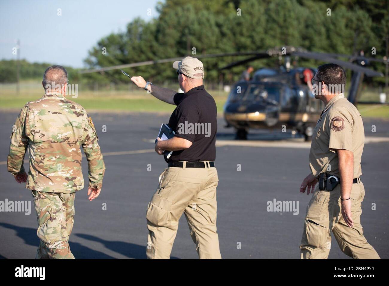 CBP Air and Marine Operations Agenten und Mitglieder der North Carolina Army National Guard diskutieren Notfallpläne nach dem Hurrikan Dorian in Raleigh, N.C., 6. September 2019. CBP Stockfoto