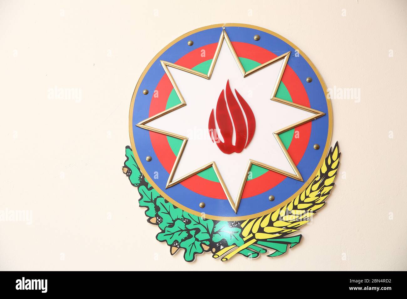 Alte isoliert über weißem Wappen von aserbaidschan. Das Wappen von Aserbaidschan, Siegel oder nationales Emblem, isoliert auf weißem Hintergrund. Stockfoto