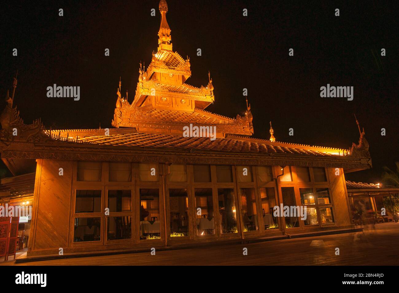 Asiatische Architektur bei Nacht, mit traditionellem Stil und Funktionen beleuchtet gegen dunklen Himmel in Bagan, Myanmar. Stockfoto