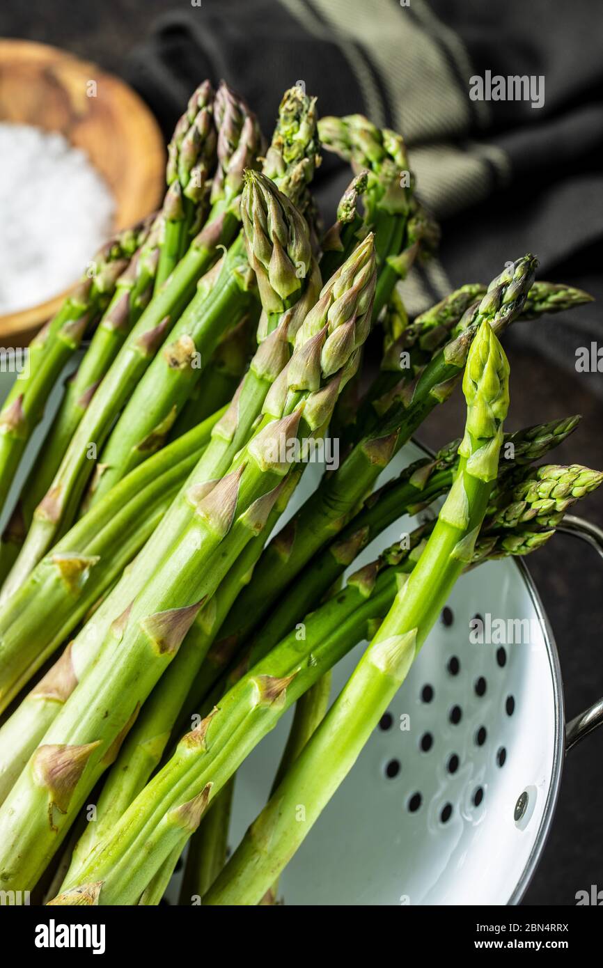 Frischer grüner Spargel. Gesundes Gemüse der Saison in Sieb. Stockfoto