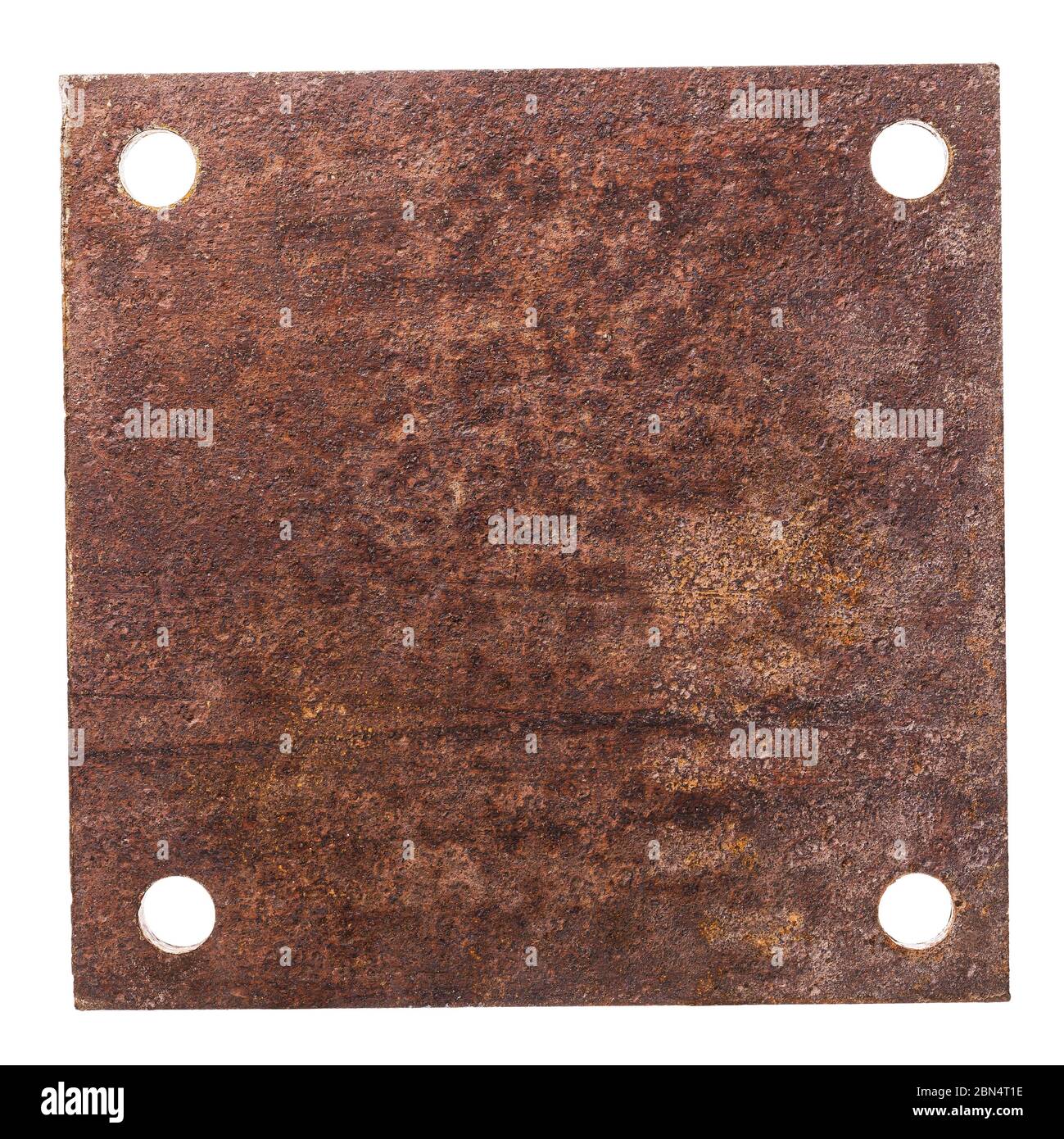Rostige Metallplatte mit vier Löchern zur Befestigung isoliert auf weißem Hintergrund Stockfoto