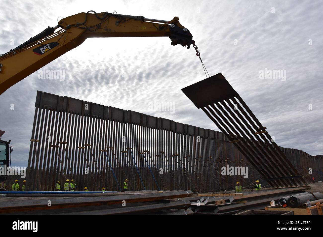 Am 15. Januar 2020 arbeiteten die Bauteams am Tucson 3-Projekt in der Nähe von Douglas, Arizona, und ersetzten alte Barrieren durch ein Stahlpfollersystem. Dies ist Teil des vom Verteidigungsministerium finanzierten Projekts zur Grenzsperre im Südwesten. Stockfoto