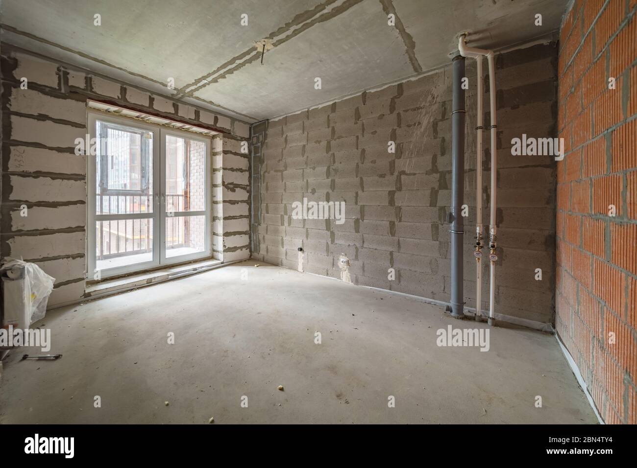 Unvollendetes modernes Gebäude innen leeres Zimmer bereit für Renovierung und Design Stockfoto