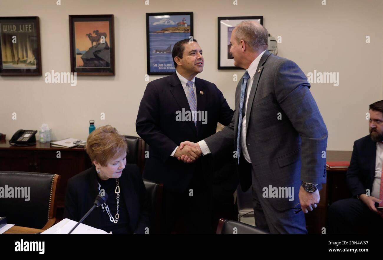Während einer Anhörung des House Appropriations Committee am 27. Februar in Washington, D.C., über den Haushaltsantrag der CBP für das Haushaltsjahr 2021 aussagt, trifft der US-amerikanische Zoll- und Grenzschutzkommissar Mark Morgan, bevor er bei einer Anhörung des House Appropriations Committee am 27. Februar 2020 in Washington, D.C. über die Haushaltspläne und Sicherheitsmaßnahmen der CBP berichtet. Stockfoto