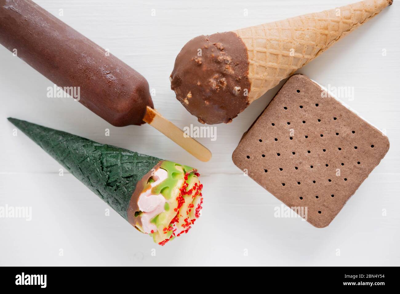 Viele verschiedene Eiscreme auf hellem Hintergrund. Eis-Eiszapfen, Eis-Kegel. Stockfoto