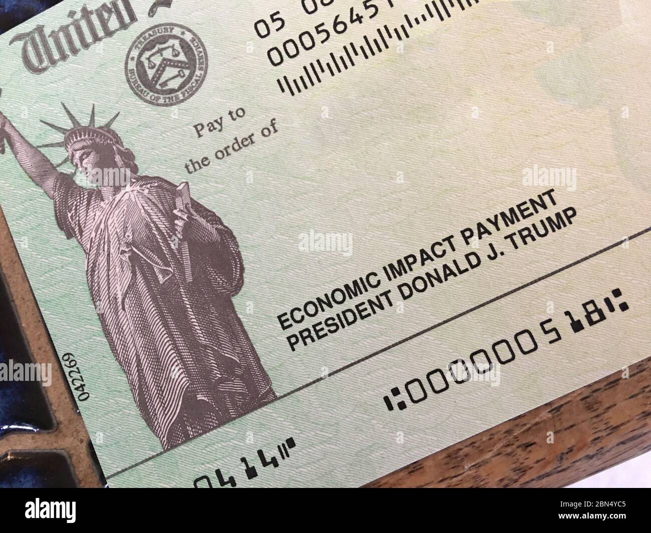 Ein Foto einer Regierung, die eine wirtschaftliche Folgenzahlung von 1200 Dollar ausstellte, die jedem US-Steuerzahler gegeben wurde. Stockfoto