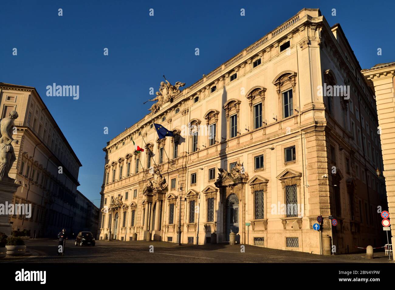 12. Mai 2020, Rom, Italien: Blick auf den Consulta-Palast ohne Touristen wegen Phase 2 der Sperrung Stockfoto