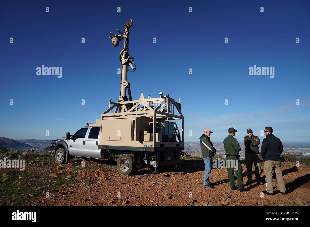 Die US-Grenzschutzagenten und die Heimatschutzkohorten richten das Mobile Surveillance Center (MSC) ein, das während der San Diego Technology Demonstration in der Nähe des Grenzübergangs Otay Mesa außerhalb von San Diego, Kalifornien, 20. März 2018 jeden Personen erkennt, der das Einsatzgebiet mit Radar und anderen Sensoren durchläuft. DHS Stockfoto