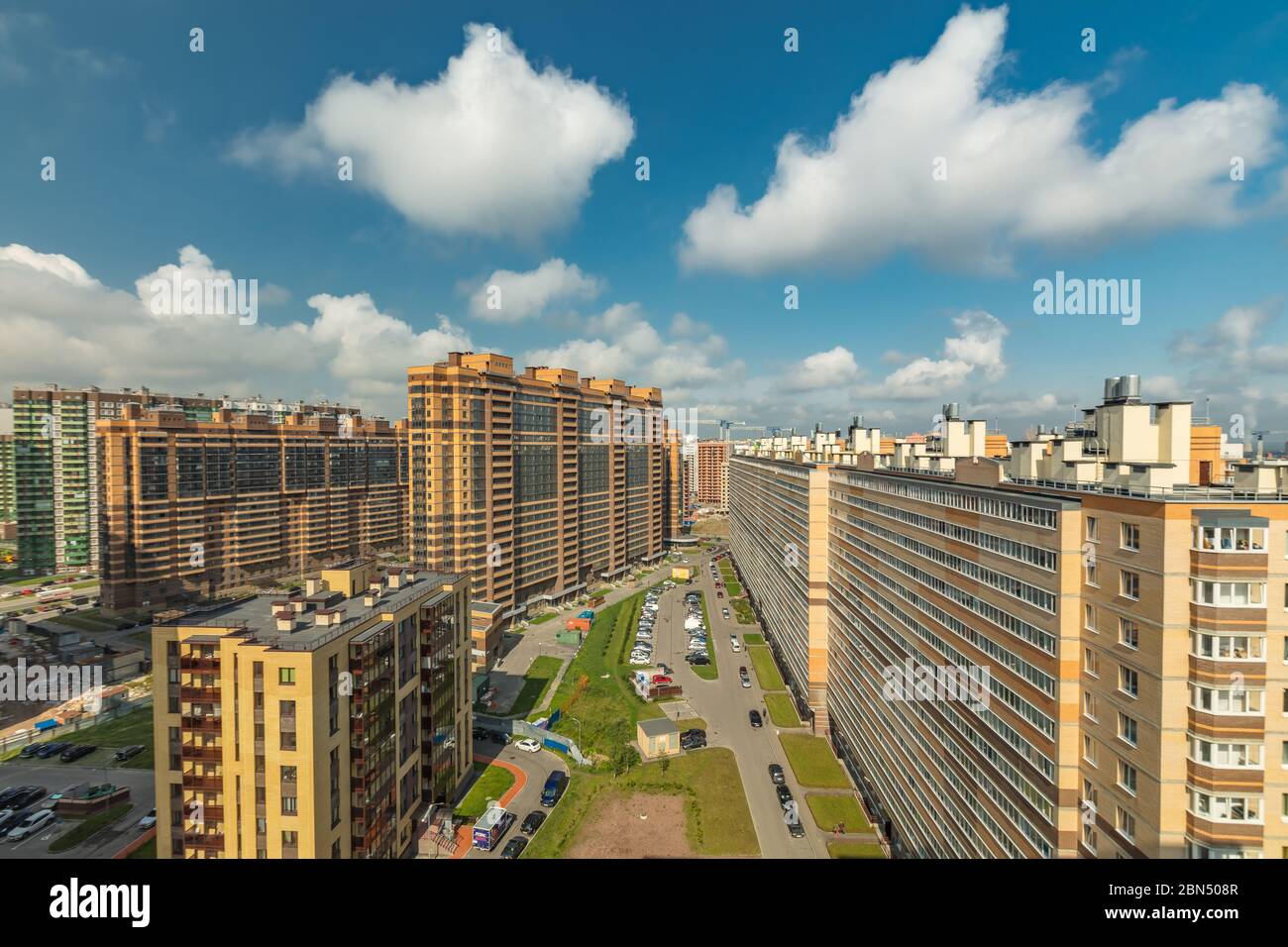 Wohngebiet neues Viertel mit Wolkenkratzern und Parks im Sommer sonniger Tag hell beleuchtet Stockfoto