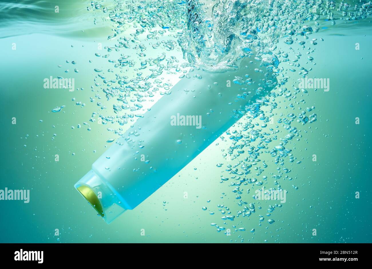 Weiße Dose in blauem Wasser mit Blasen im Tank. Kopierbereich. Stockfoto