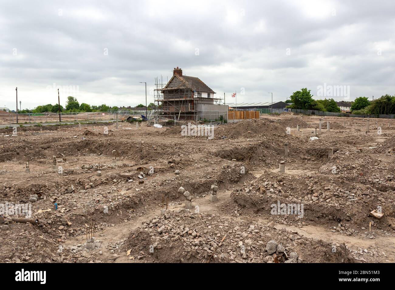 Einsames Haus auf demolierten Anwesen, nachdem Bewohner sich weigerten, zu gehen, Ilchester Road, Birkenhead. Stockfoto