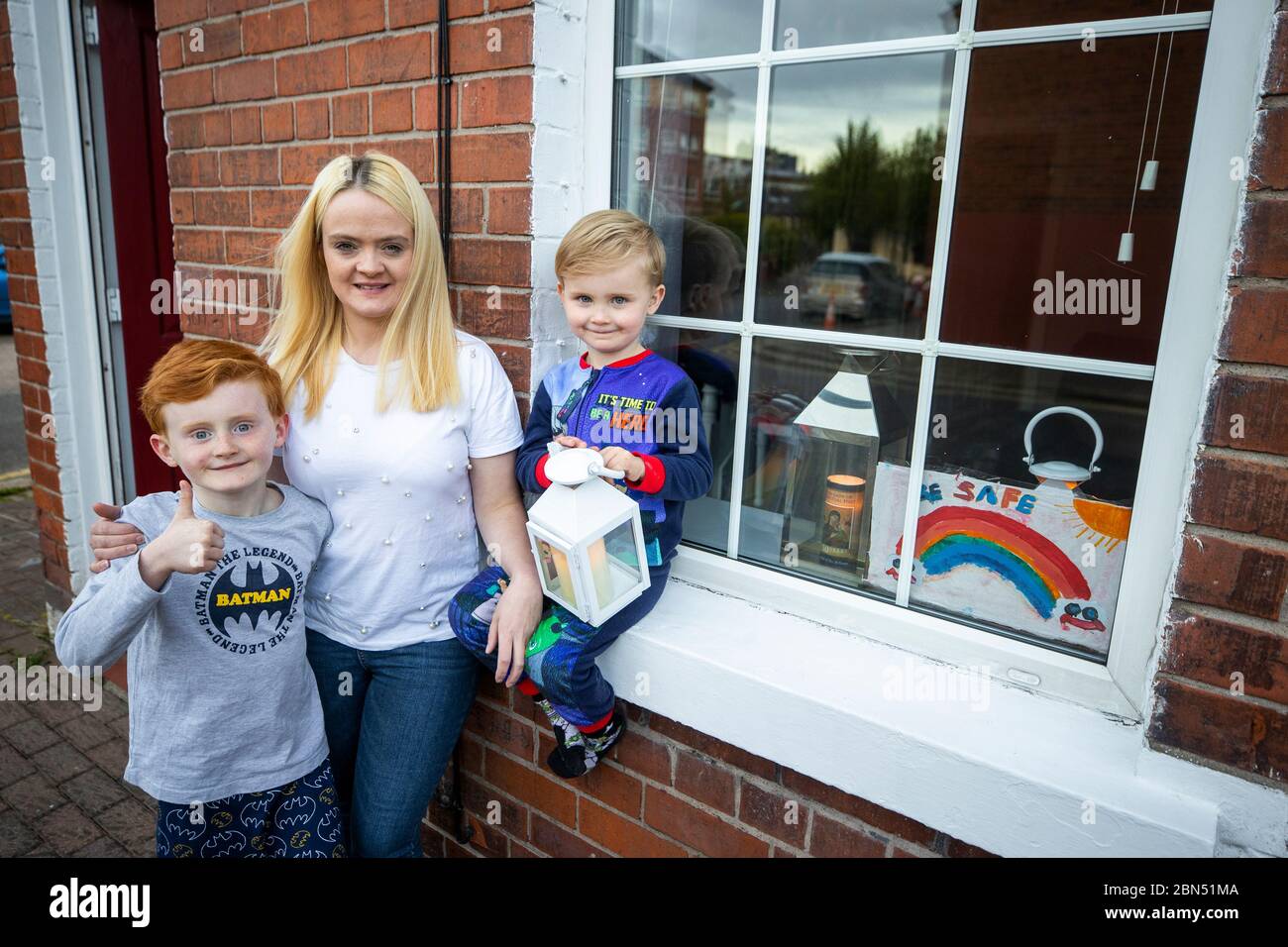 Saoirse McVeigh mit ihren Söhnen Sean Patrick (8) und Eion Michael (4) in ihrem Haus in der John Street, Belfast, feiert den Internationalen Krankenschwestern-Tag zum 200. Geburtstag von Florence Nightingale. Stockfoto